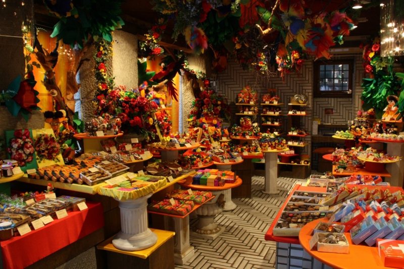 vitrine-CASTAGNIERS-min_candy_store_chocolate_shop_chocolate_switzerland-393515